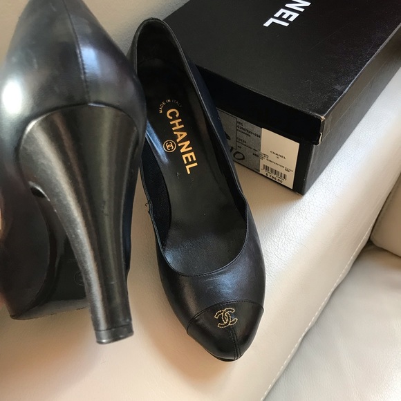 CHANEL DEEP BLUE PLATFORM HEELS - Picture 2 of 5